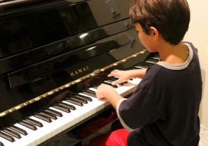 ピアノを弾く少年」